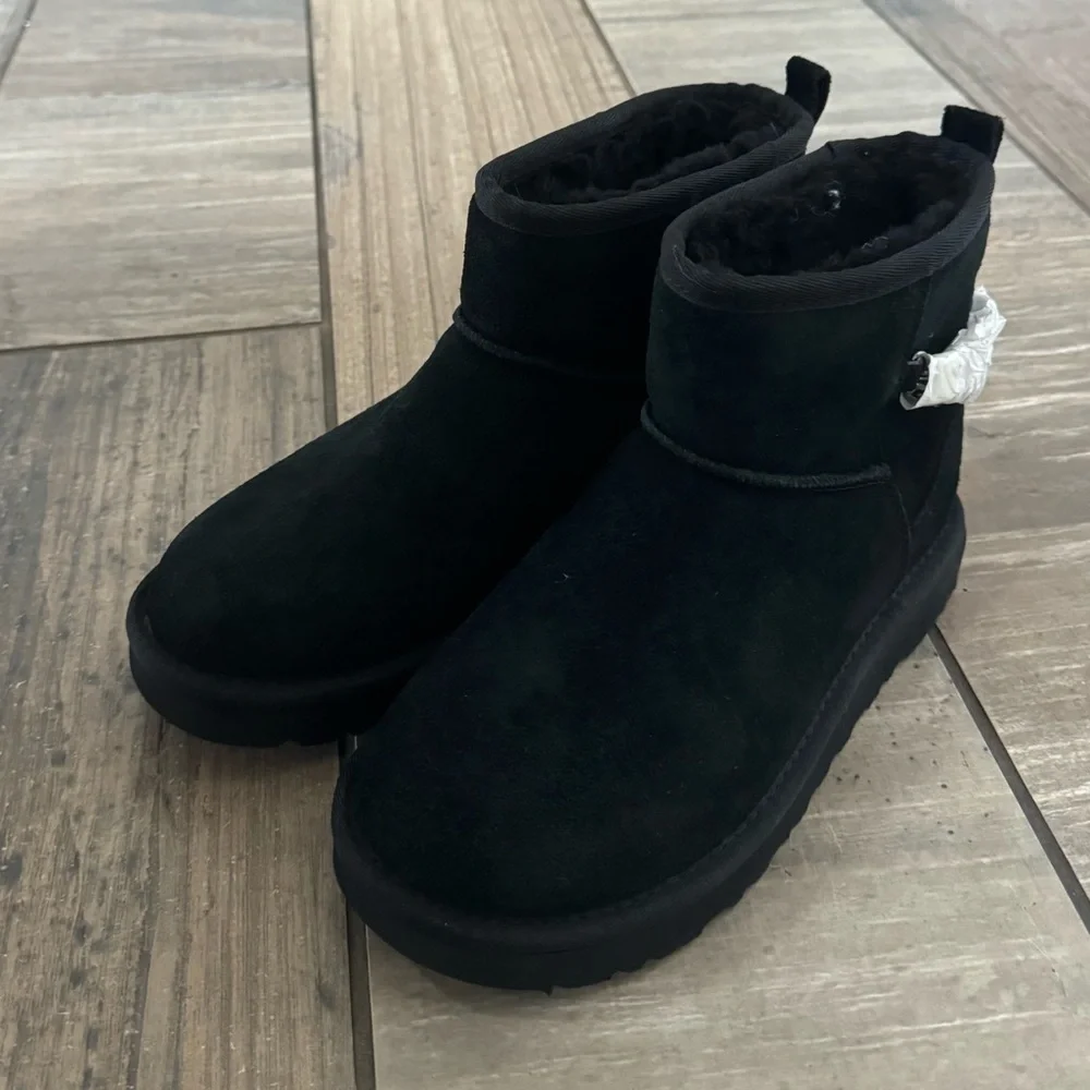 UGG Classic Mini Chains in Black size 6